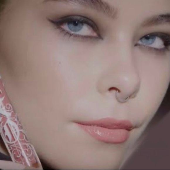 KVD Beauty XO Lip Gloss in Petinia 30 2.7ml/.091 FL OZ - Picture 8 of 12